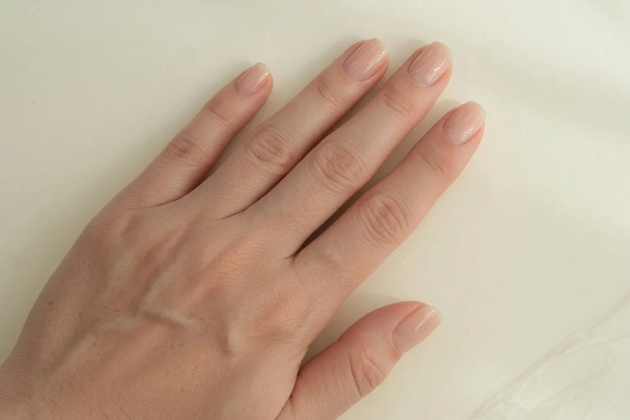Kratki prirodni nude nokti